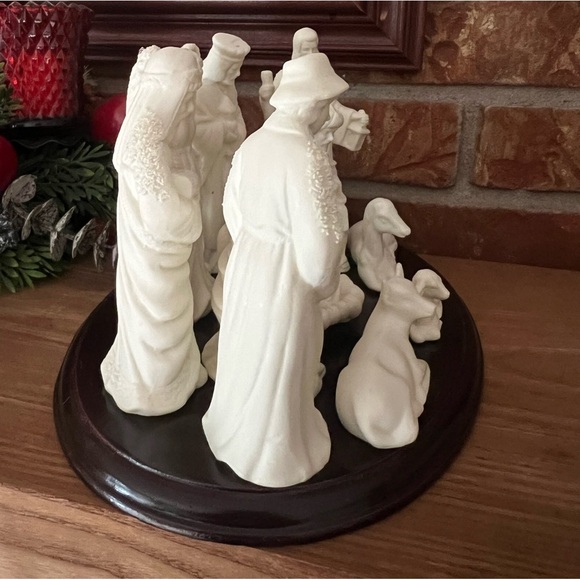 Vintage 1981 Solid Wood
Porcelain Nativity Set - Picture 6 of 10